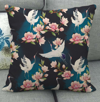 Kussenhoes ooievaars. Kussenhoes donkerblauw met roze bloesem en vogels.