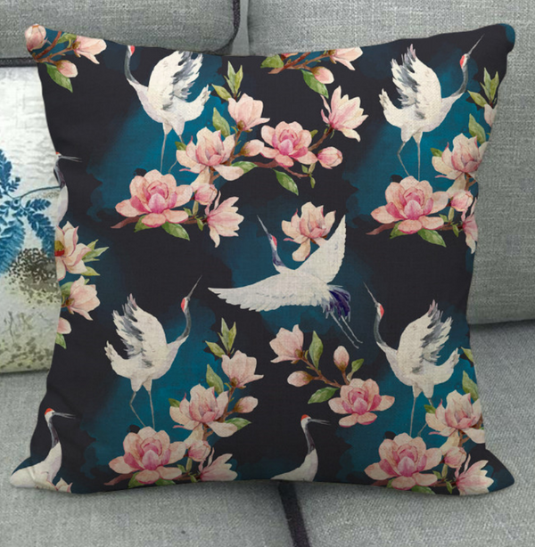 Kussenhoes ooievaars. Kussenhoes donkerblauw met roze bloesem en vogels.
