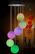 Zonne-energie lamp. Zonne-energie hanglamp balletjes. Lamp /nachtlamp met zonnebatterij/ solar lamp