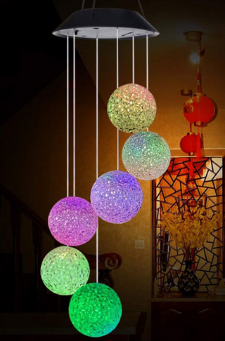 Zonne-energie lamp. Zonne-energie hanglamp balletjes. Lamp /nachtlamp met zonnebatterij/ solar lamp