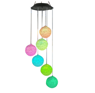 Zonne-energie lamp. Zonne-energie hanglamp balletjes. Lamp /nachtlamp met zonnebatterij/ solar lamp