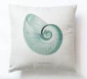 Kussenhoes Creme met Blauwe Schelp. Decoratieve kussensloop creme, blauw. Sierkussenhoes zee thema 45x45