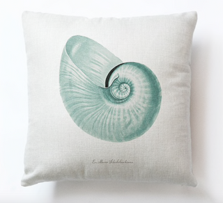Kussenhoes Creme met Blauwe Schelp. Decoratieve kussensloop creme, blauw. Sierkussenhoes zee thema 45x45