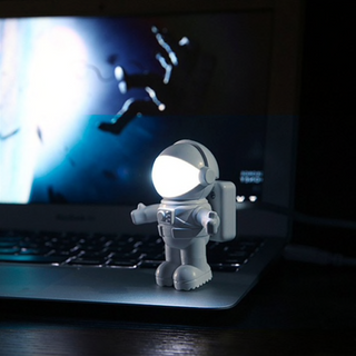 Leeslampje kind of volwassen. Stopcontact lamp. Stopcontact nachtlampje/ leeslampje. Leuke nachtlamp Kosmonaut/Astronaut.