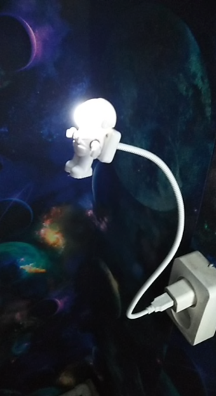 Leeslampje kind of volwassen. Stopcontact lamp. Stopcontact nachtlampje/ leeslampje. Leuke nachtlamp Kosmonaut/Astronaut.